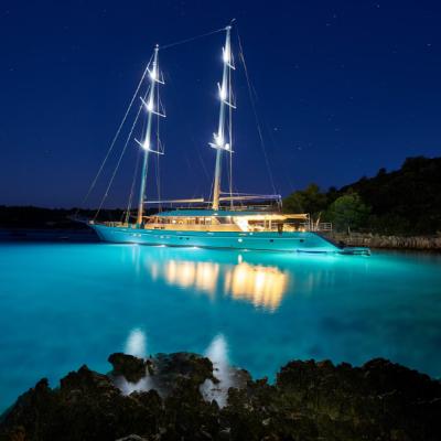 Vysvietená loď v noci. Zadar.