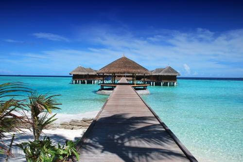 Tropické pláže, reštaurácia na dne mora a biely piesok. Aj to sú Maldivy.
