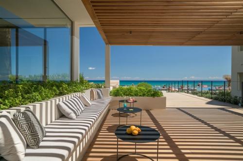 Posedenie na terase s výhľadom na more v hoteli TUI Sensimar Caravel Suites