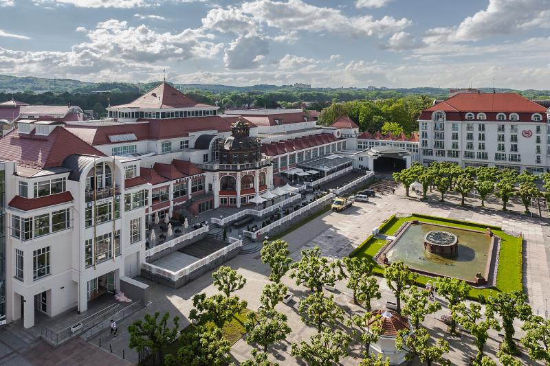 Hotel a námestie v Sopotoch. Poľsko.