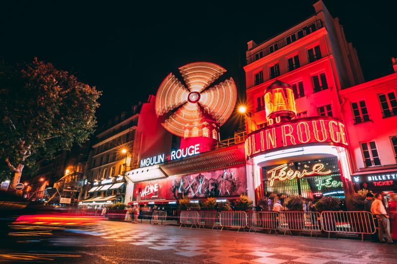 Moulin Rouge je jeden z najznámejších kabaretov v Paríži ale aj vo svete.