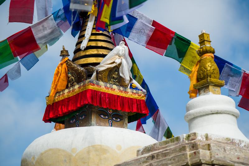 Farebné zástavy vlajúce na chrámovom komplexe Swayambhunath v Nepále. 