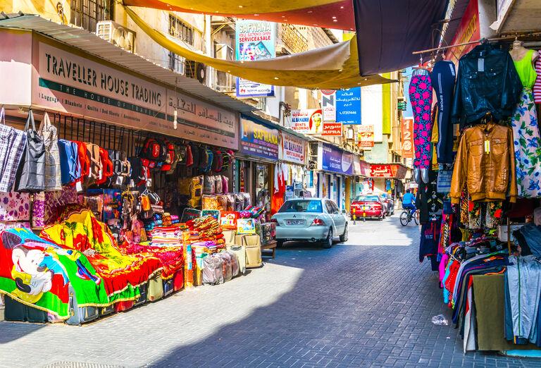 Pestrý trh s rozličným tovarom v Bahrajne. 