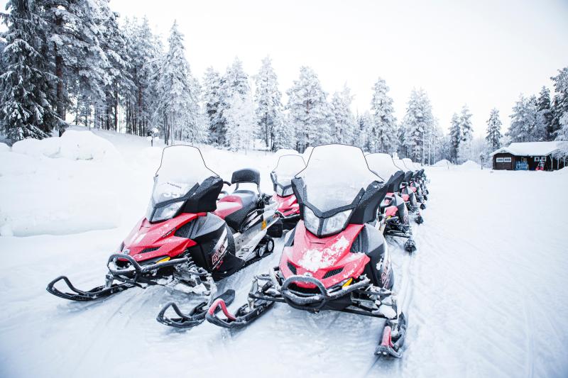 Snežné skútre v Rovaniemi. Fínsko.