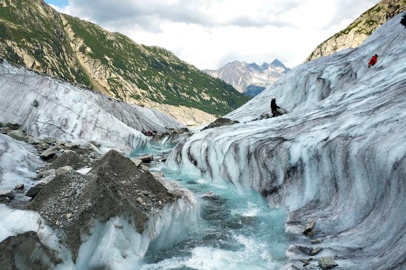 Mer de Glace - ľadové "more" a skalné vrchy. Francúzsko. 