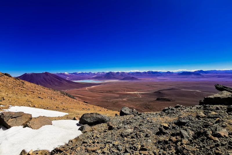 Kamene, piesková púšť a voda v púšti Atacama. Čile. Foto: unsplash.com