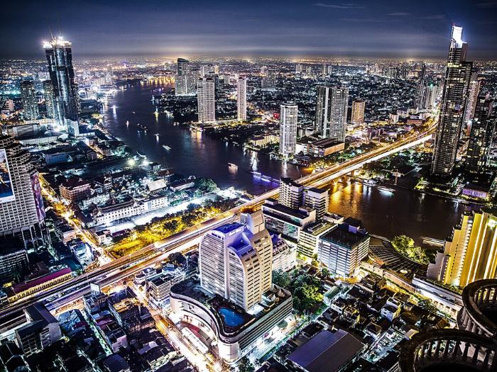 Vysvietený večerný Bangkok, Thajsko. Foto: unsplash.com