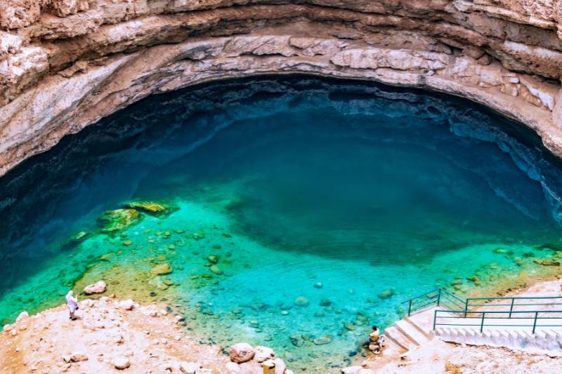 Závrt naplnený vodou, kde je príjemné kúpanie. Bimmah Sinkhole, Omán. Foto: adobe.com