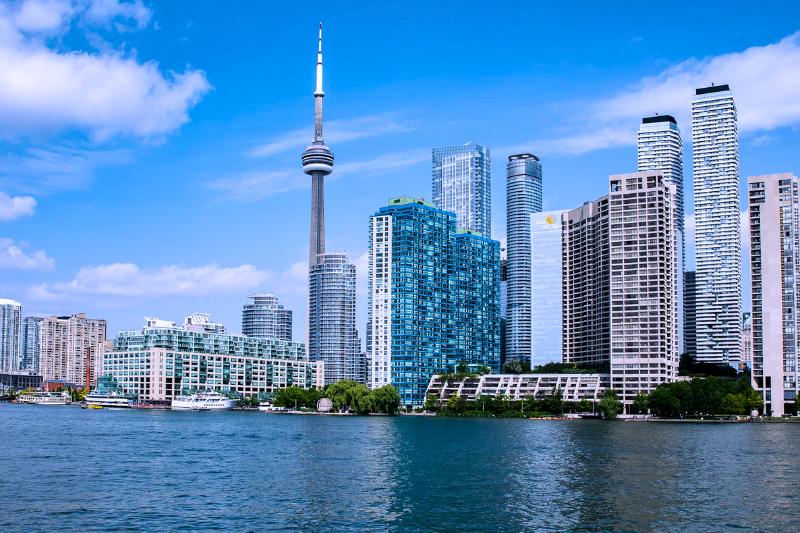 CN Tower a panoráma mrakodrapov, jazero Onatrio. Kanada. Foto: unsplash.com