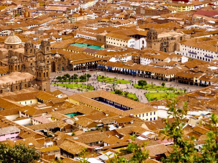 Hlavné námeste v Cuzco, budovy s červenými strechami. Peru. Foto: unsplash.com