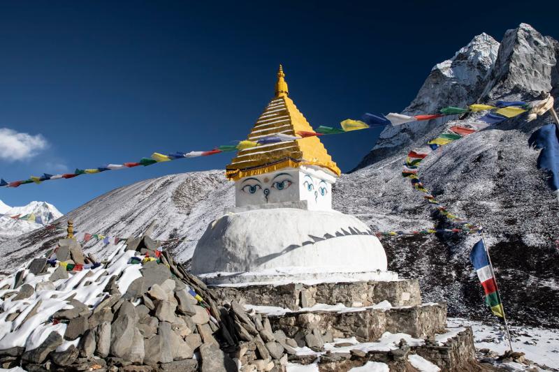 Biela stupa so žltou strechou v Dingboche v Himalájach. Nepál. Foto: unsplash.com