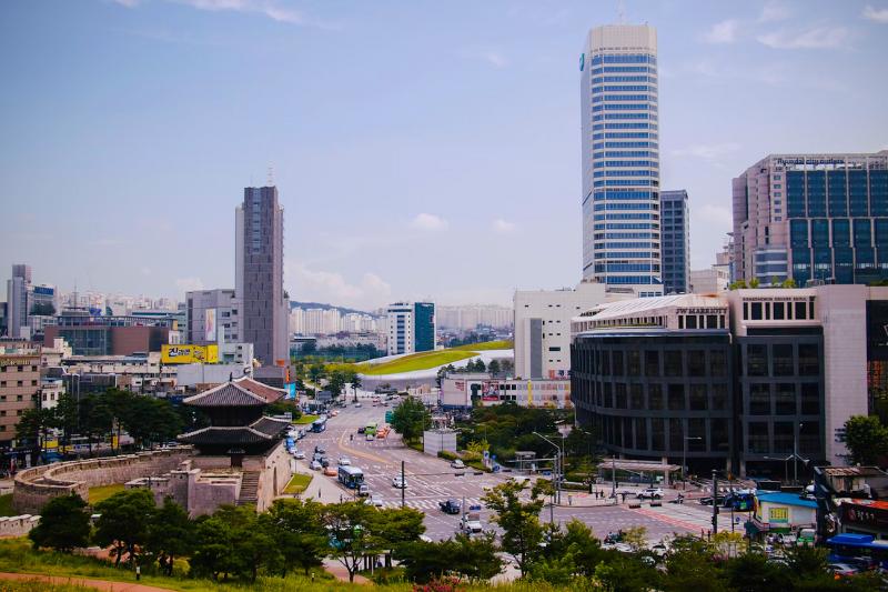 Kórejská štvrť s módou - Dongdaemun - nákupné centrá, brána a hlavná cesta. Foto: unsplash.com