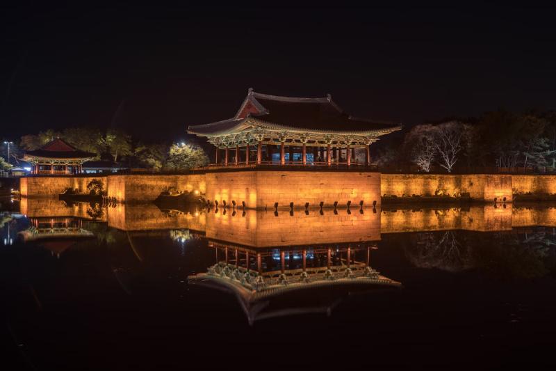 Vysvietený palác Dunggung a rybník v tme. Južná Kórea. Foto: unsplash.com