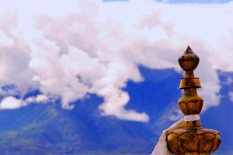 Budhistický kláštor a pohľad na hory a oblaky. Tibet. Foto: unsplash.com