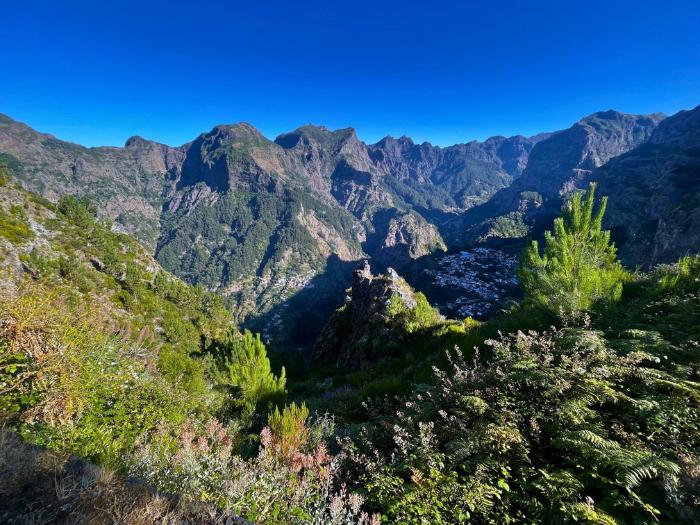 Vyhliadka Eira do Serrado na strmé zelené pohorie a malú dedinku. Madeira. Foto: Lucia Kulfasová