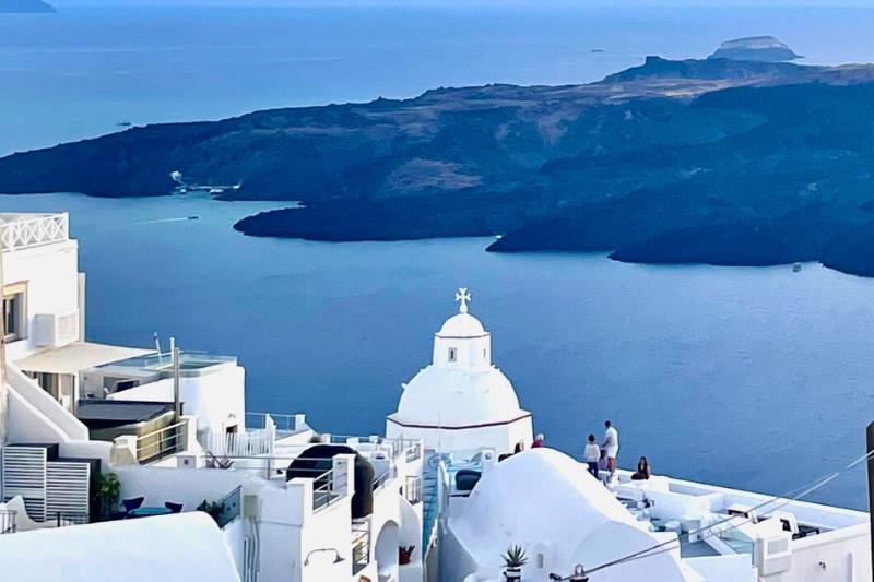 Hlavné mesto Fira na Santorini s bielymi domčekmi a výhľadom na more