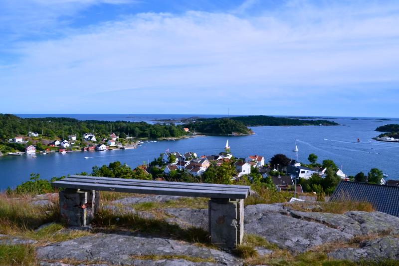 Lavička a výhľad na mesto Grimstad a more. Nórsko. Foto: unsplash.com