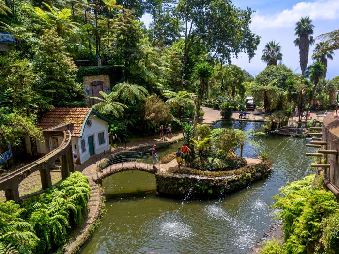 Tropická záhrada s jazierkami, domami. Madeira. Foto: unsplash.com