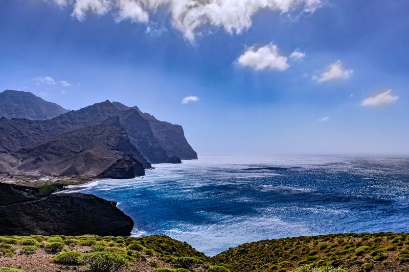 Dramatické pobrežie - hory, zelené trávy a oceán. Gran Canaria. Foto: unspalsh.com