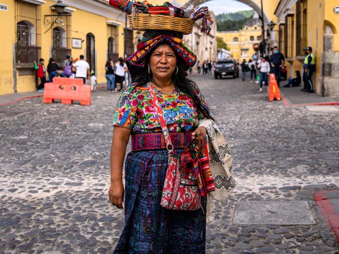Guatemalská žena nesúca na hlave kôš. Antigua. Foto: unsplash.com