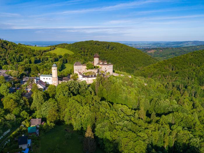 Letecký pohľad na hrad Sovinec a zelené lesy. Česko.