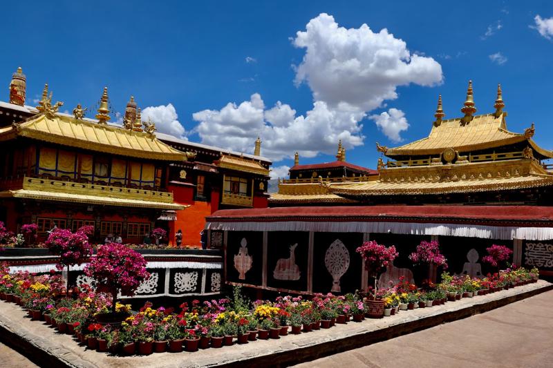 Chrám Jokhang so zlatými strechami, kvetmi. Lhasa. Tibet. Foto: unsplash.com