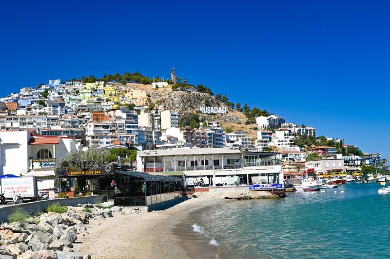 Pláž a mesto Kusadasi, Turecko. Foto: unsplash.com