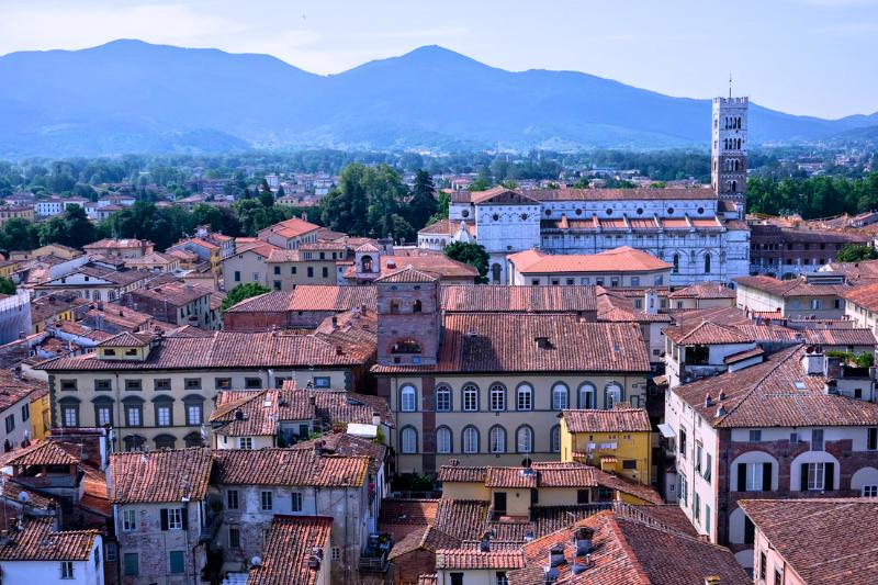 Červené strechy mesta Lucca a veža Torre Guingi. Taliansko. Foto: unsplash.com