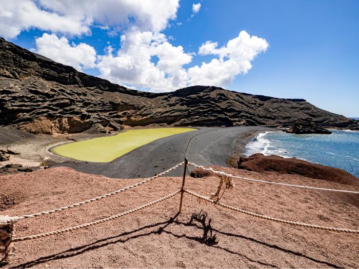 Zelené jazero, čierna pláž, oceán a sopečné hory. Lanzarote. Foto: unsplash.com