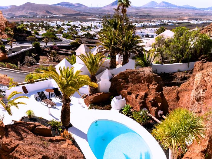 Múzeum Lagomar postavené v skalách, s bazénom, palmami. Lanzarote. Foto: unsplash.com