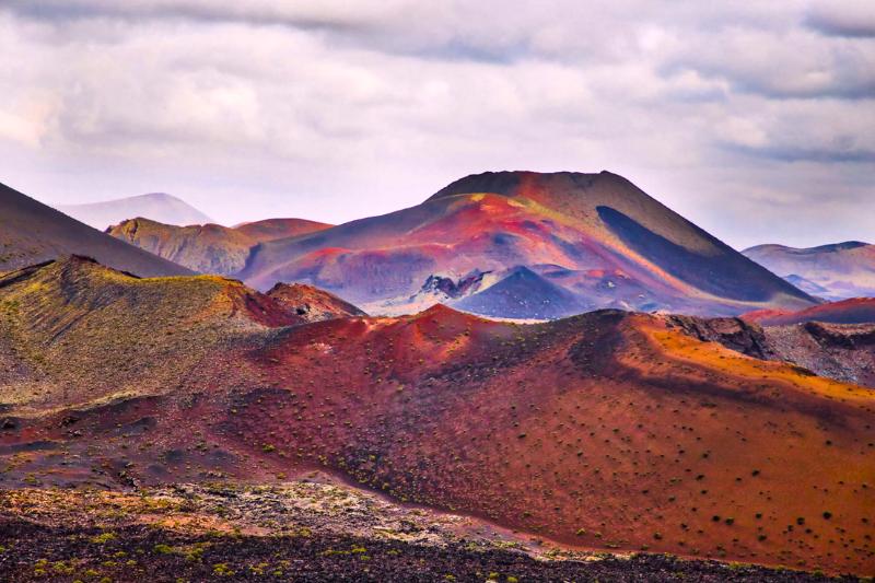 Farebné sopečné pohoria. Lanzarote. Foto: unspalsh.com