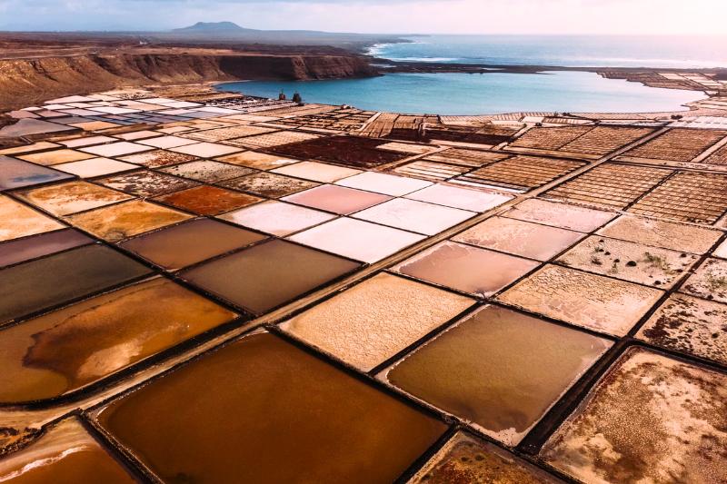 Soľné pláne a oceán, Lanzarote. Foto: unsplash.com