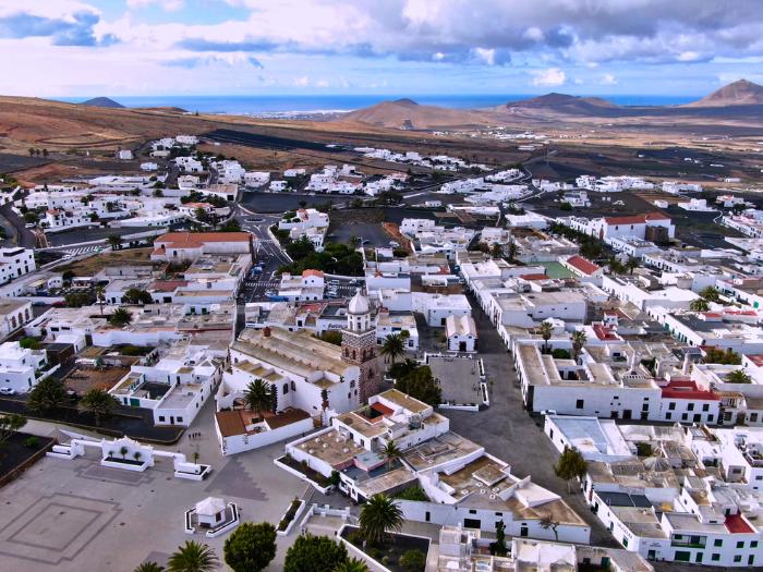 Teguise s bielymi domami a oceánom v pozadí. Lanzarote. Foto: unsplash.com