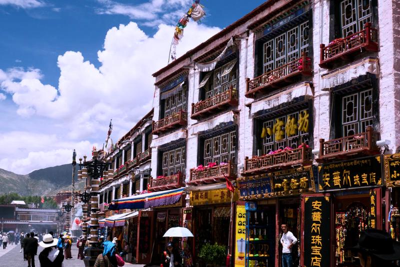 Rušná ulica Barkhor s obchodmi a ľudmi. Lhasa. Tibet. Foto: unsplash.com