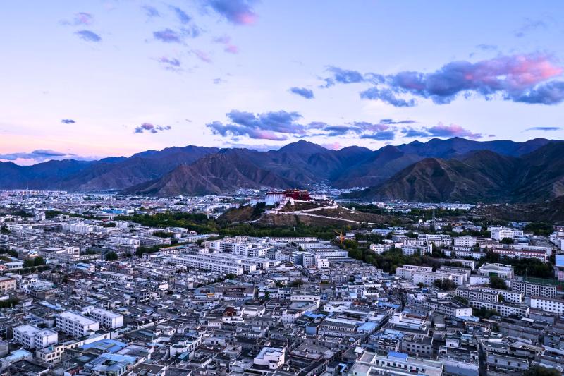 Mesto Lhasa s budovami, chrámom a horami. Tibet. Foto: unsplash.com