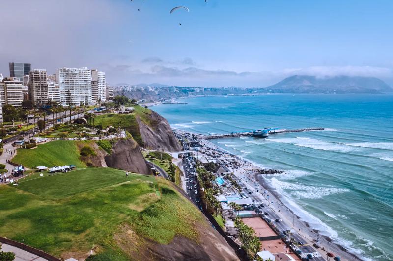 Lima - pobrežie Pacifiku a mesto, Peru. Foto: unsplash.com