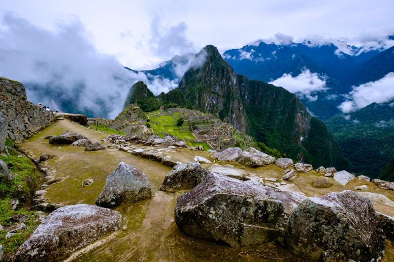 Machu Picchu v Peru. Hory a oblaky v historickom meste Inkov. Foto: unsplash.com