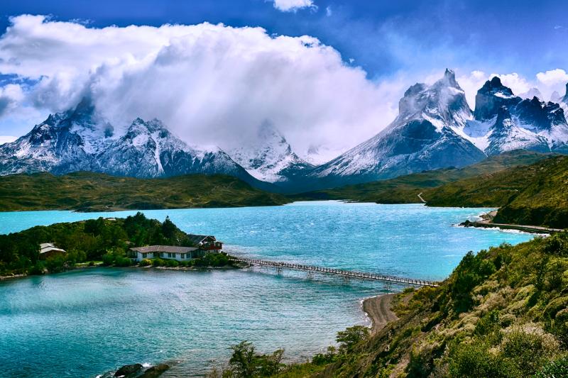 Torres del Paine - NP - jazero, zelené kopce a majestátne hory so snehom. Čile. Foto: unsplash.com