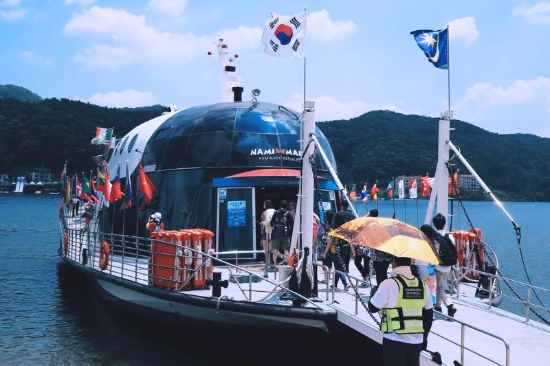 Loď a cestujúci na ostrove Nami. Južná Kórea. Foto: unsplash.com