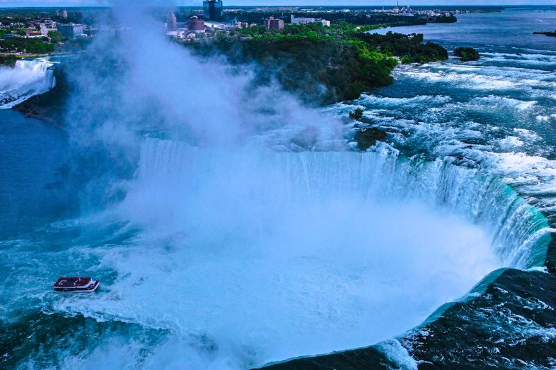 Niagarské  vodopády, loď. Kanada. Foto: unsplash.com