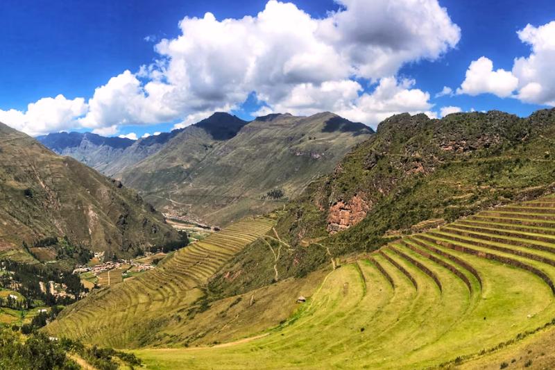 Zelené úrodné polia a posvätné mesto Inkov - Ollantaytambo. Peru. Foto: unsplash.com