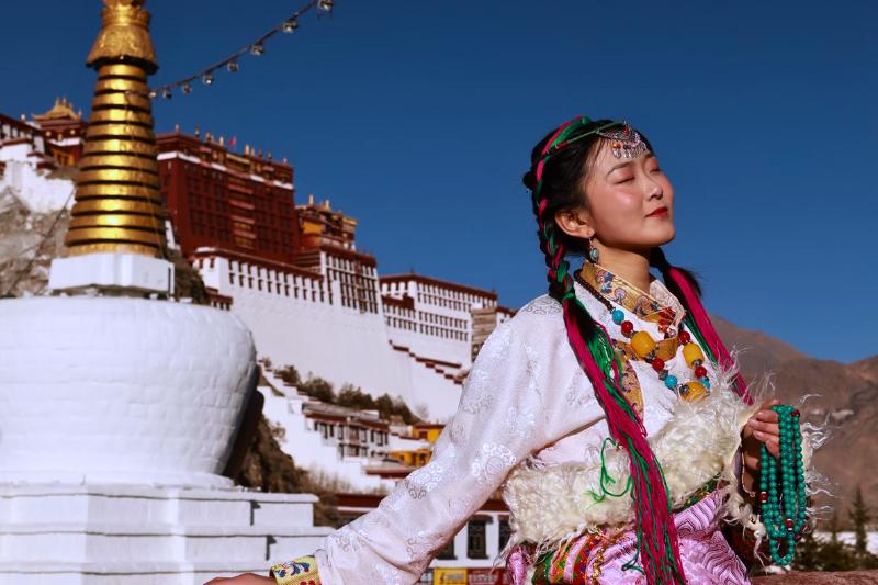 Palác Potala a mladá žena. Lhasa. Tibet. Foto: unsplash.com