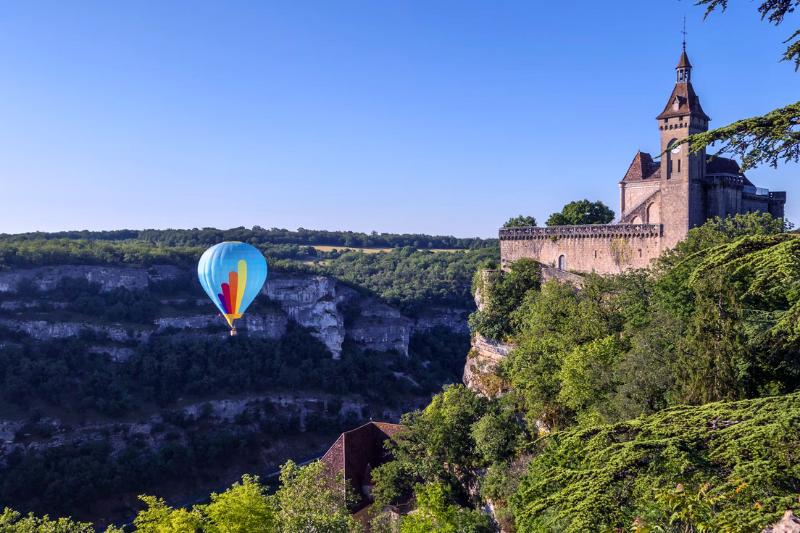 Balón, údolie a zámok. Francúzsko. Foto: unsplash.com