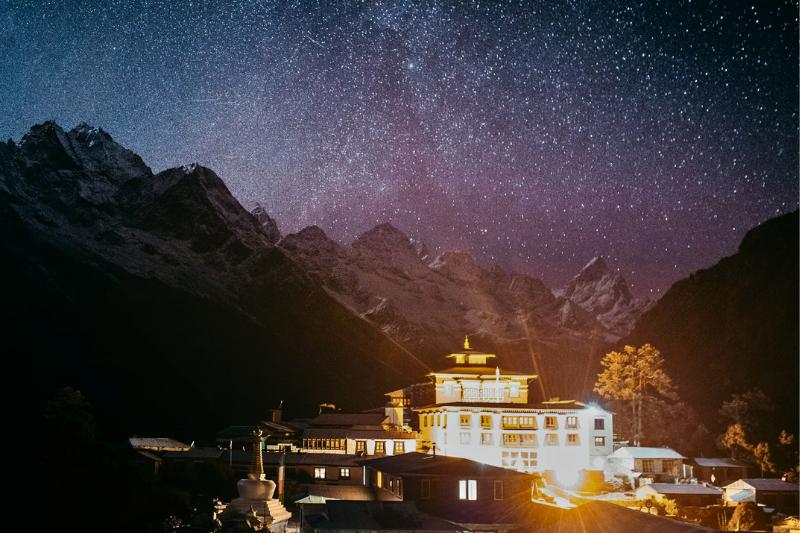 Vysvietený kláštor Tengboche, hviezdne nebo a Himaláje. Nepál. Foto: unsplash.com