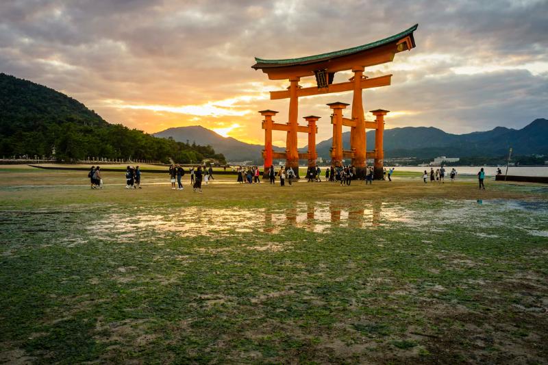 Drevená brána torii na vode - Itsukushima. Japonsko. Foto: unsplash.com