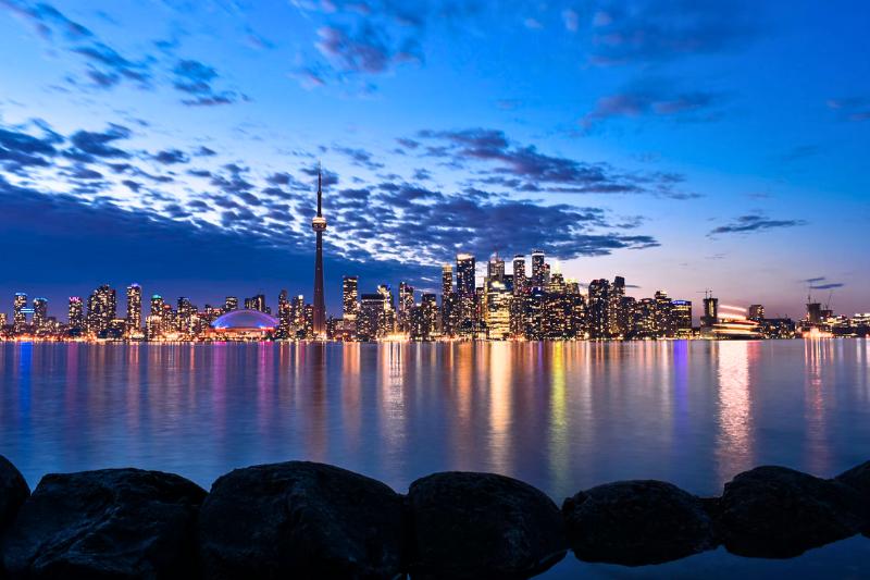 Panoráma s jazerom na Toronto s mrakodrapmi a vežou. Kanada. Foto: unsplash.com