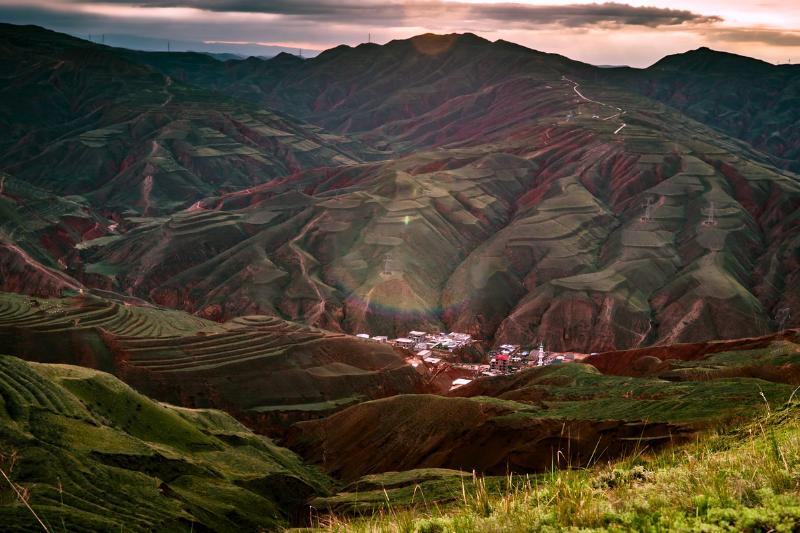 Zelené kopce v Xining. Čína. Foto: unsplash.com