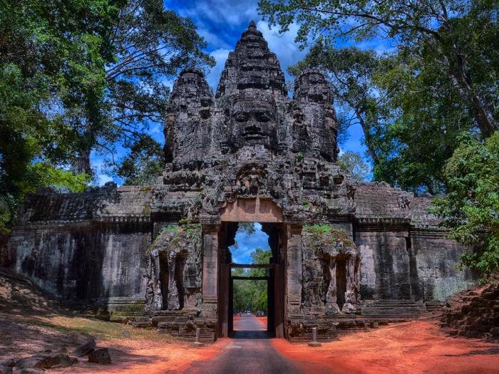 Zdobená chrámová brána v Angkor Thom, Kambodža