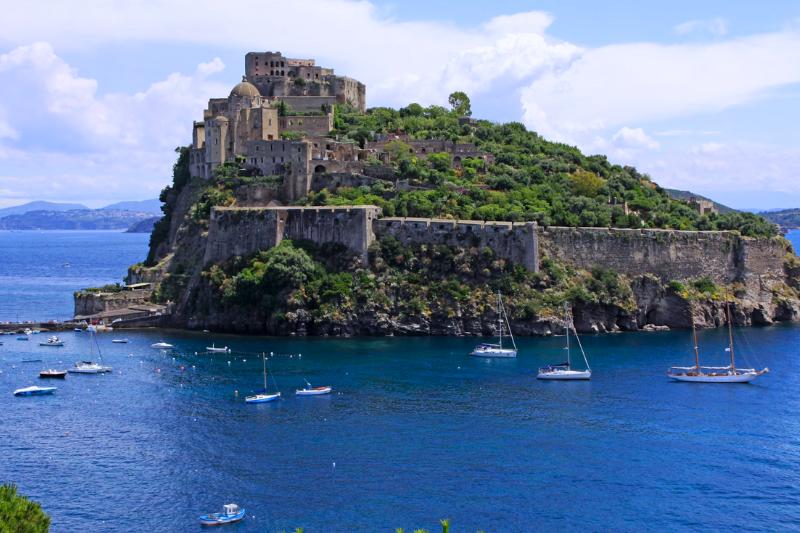 Aragónsky hrad na skalnatom ostrove a more. Ischia.