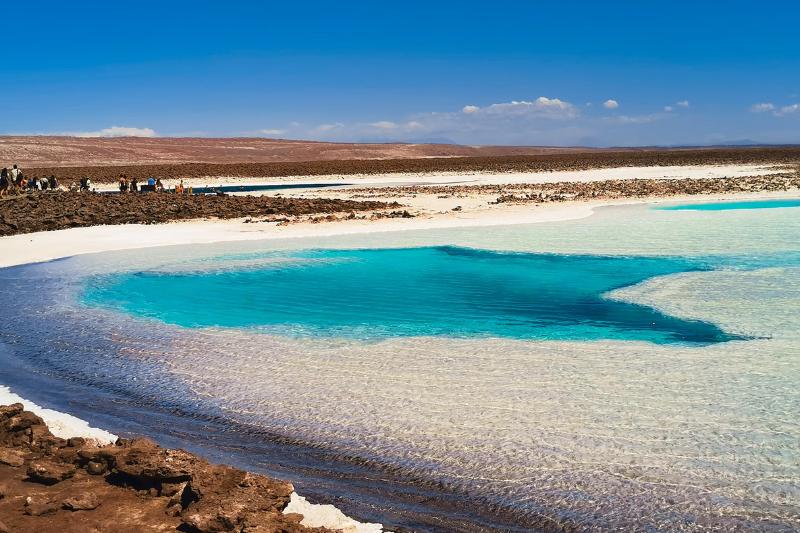 Salar de Atacama - soľná pláň - modrá voda a púšť. Čile. Foto: unsplash.com